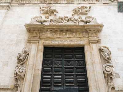 Usciamo sul largo. Giriamo quindi a sinistra in via Giandonato Rogadeo, fulcro della recente rinascita commerciale e sede di due importanti "attrazioni". Prima sulla sinistra incontriamo la seicentesca chiesa del Purgatorio, con il suo curioso portale ornato da figure scheletriche umane...